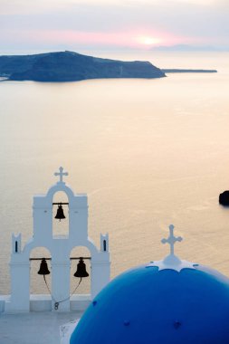 Günbatımında Agios Theodori kilise kubbesi ve çan kulesi, Firostefani, Santorini, Yunanistan