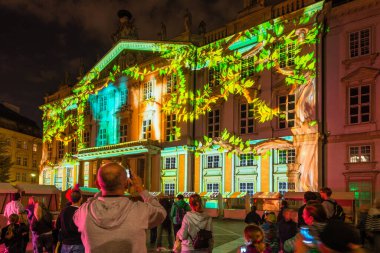 BRATISLAVA, SLOVAKIA - 24 Eylül 2016: Işık Festivali sırasında Primatların Saray binasının ışık haritalama projeksiyonu.