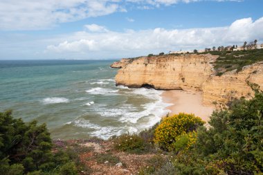 Yedi Asılı Vadi Yolu boyunca kıyı manzarası, Algarve bölgesi, Portekiz