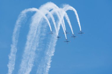 SLIAC, SLOVAKIA - 30 Ağustos 2015 'te Slovakya' nın Sliac kentindeki SIAF hava gösterisinde Orlik akrobatik takımı uçuş manevrası gerçekleştirdi