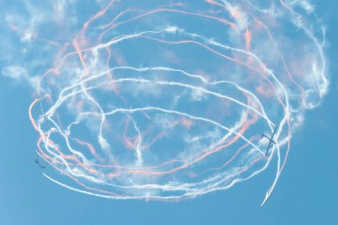 SLIAC, SLOVAKIA - 30 Ağustos 2015 tarihinde Slovakya 'nın Sliac kentinde SIAF hava gösterisi sırasında Ocovsky Bacovia planör akrobasi takımı