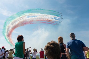 SLIAC, SLOVAKIA - 30 Ağustos 2015 'te Slovakya' nın Sliac kentindeki SIAF hava gösterisinde İtalyan akrobatik takımı Frecce Tricolori 'nin inanılmaz şovunu izleyenler
