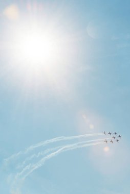 SLIAC, SLOVAKIA - 30 Ağustos 2015 'te Slovakya' nın Sliac kentinde SIAF hava gösterisinde İsviçre PC-7 akrobatik takımının uçuşu