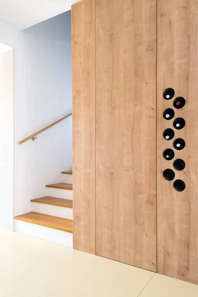 Escalera Madera Con Espacio Para Botellas Vino Interior Contemporáneo —  Fotos de Stock