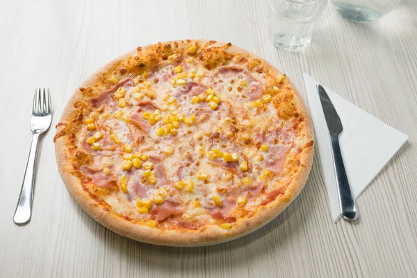 Pizza Șuncă Porumb Masă — Fotografie, imagine de stoc