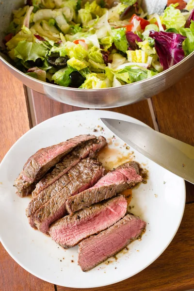 Leckeres Rindersteak Mit Gemüsesalat — Stockfoto