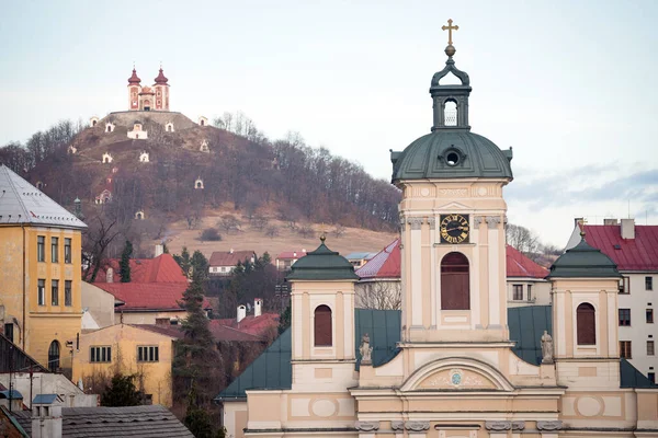 Iglesia Parroquial Con Monte Del Calvario Fondo Banska Stiavnica Eslovaquia —  Fotos de Stock