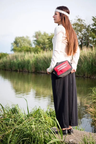 Retrato Jovem Hippie Senhora Com Bolsa Junto Lago — Fotografia de Stock