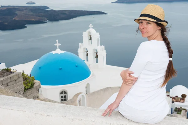 Jovem Mulher Com Igreja Agios Theodori Torre Sineira Ilha Santorini — Fotografia de Stock