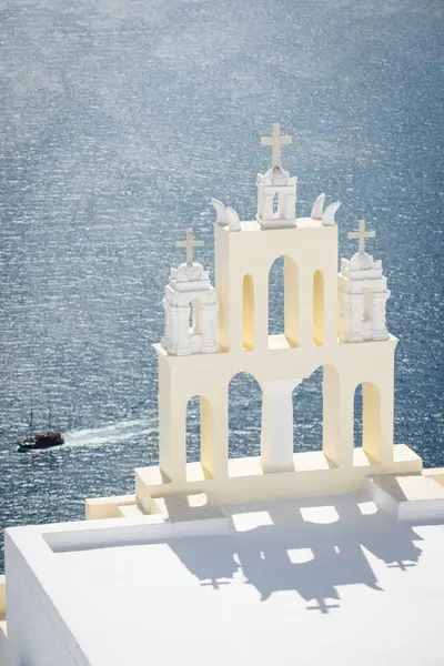 Griekse Kerkklokkentoren Met Boot Achtergrond Santorini Griekenland — Stockfoto