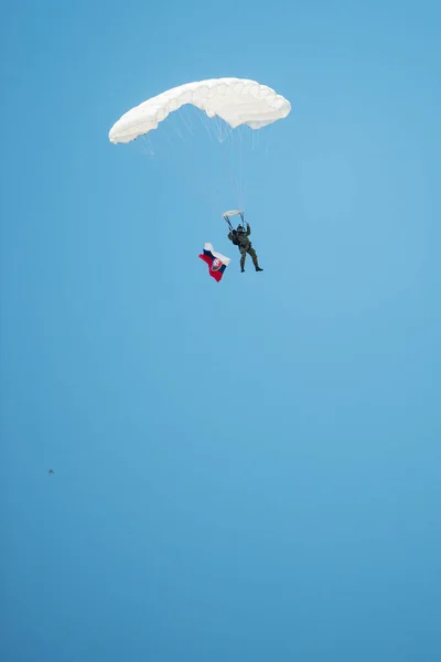 Senec Slowakei Mai Fallschirmspringer Mit Slowakischer Flagge Der Luft Während — Stockfoto