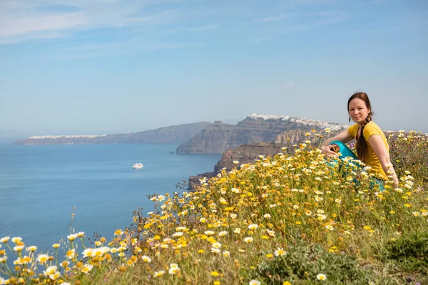 Jovem Mulher Prado Cheia Flores Santorini Grécia — Fotografia de Stock