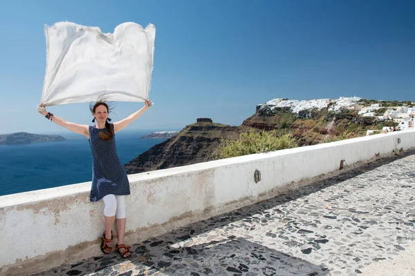 Jovem Mulher Atraente Posando Beira Mar Ilha Santorini Grécia — Fotografia de Stock