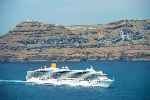 背景にあるテラシア島サントリーニ島へのクルーズ船 ギリシャ — ストック写真