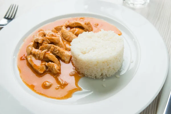 Daging Ayam Dengan Saus Dan Nasi — Stok Foto