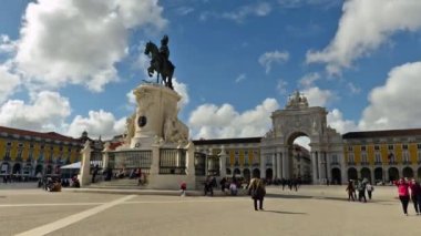 LISBON, PORTUGAL - 13 Nisan 2016: Portekiz 'in başkenti Lizbon' daki ikonik Ticaret Meydanı 'nda Zafer Kemeri ve Kral I. Jose' yi keşfeden turistler