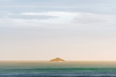 Alacakaranlıkta deniz adası Yeni Zelanda, Dunedin 'deki St. Clair Sahili' nden görüldü.