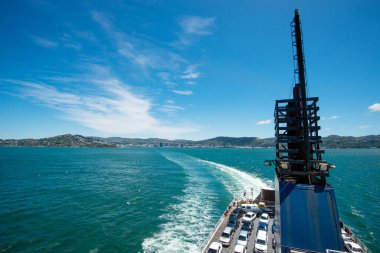WELLINGTON, NEW ZEALAND - 14 Aralık 2015: Wellington limanından kalkan feribot panosundan Wellington 'ın görüntüsü