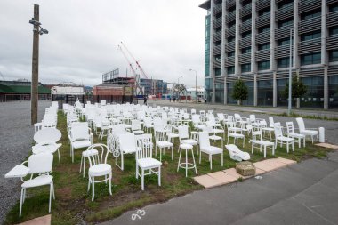 CHRISTCHURCH - 19 Ocak 2016: 185 boş beyaz sandalye heykeli. Sanat eserleri can kaybının bir yansıması, her sandalye 2011 Christchurch depreminde kaybedilen 185 hayattan birini temsil ediyor..
