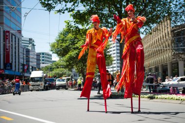 WELLINGTON, NEW ZEALAND - 13 DEC: Karnaval grupları ve kostümlü karakterler, 13 Aralık 2015 Wellington Santa Parade sırasında Wellington sokaklarında geçit töreni