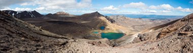 Tongariro Alp Pisti 'nin tepesinden manzaranın panoramik görüntüsü, Yeni Zelanda