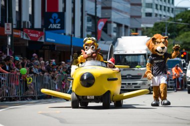 WELLINGTON, NEW ZEALAND - 13 DEC: Karnaval grupları ve kostümlü karakterler, 13 Aralık 2015 Wellington Santa Parade sırasında Wellington sokaklarında geçit töreni
