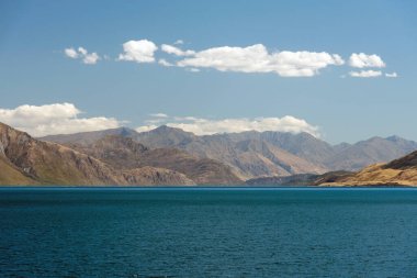 Wanaka Gölü Yazın güneşli bir günde, Yeni Zelanda