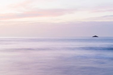  Deniz ve ada şafak vakti Yeni Zelanda, Dunedin 'deki St. Clair Sahili' nden görüldü.