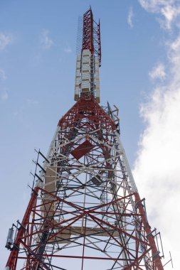 Telekomünikasyon kulesinin tepesinde anten var.