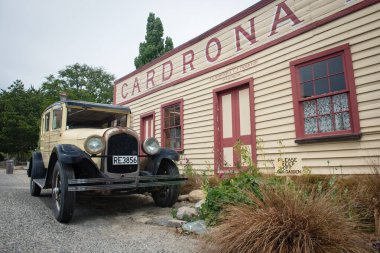 WanAKA, NEW ZEALAND - 7 Ocak 2016: Wanaka kasabası yakınlarında 1863 yılında inşa edilen tarihi Cardrona Oteli. Merkez Otago 'nun son kalan binalarından biridir. Altına hücum günleri..