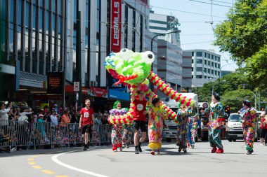 WELLINGTON, NEW ZEALAND - 13 DEC: Karnaval grupları ve kostümlü karakterler, 13 Aralık 2015 Wellington Santa Parade sırasında Wellington sokaklarında geçit töreni