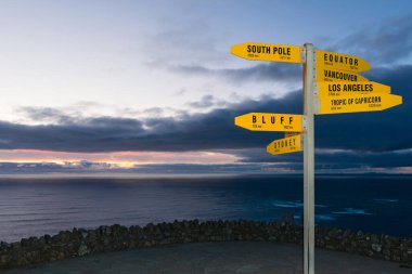 Akşam karanlığında Yeni Zelanda, Cape Reinga 'dan kilometrelerce ve nm uzaklıklarla imzalayın