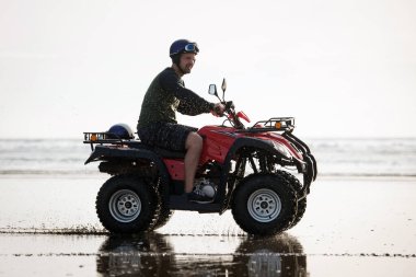 90 Mile Beach, Yeni Zelanda 'da mutlu ATV sürücüleri