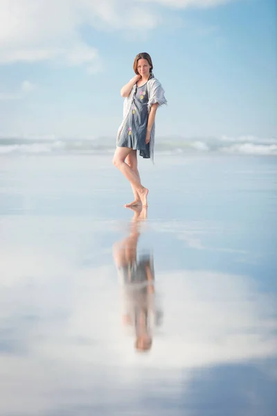 Jovem Mulher Bonita Elegante Correndo Incrível Praia Nova Zelândia Com — Fotografia de Stock