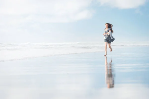 Jovem Mulher Bonita Elegante Correndo Incrível Praia Nova Zelândia Com — Fotografia de Stock