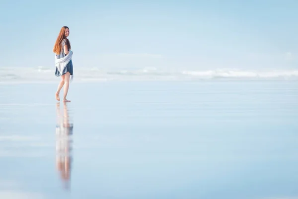Jovem Mulher Bonita Elegante Correndo Incrível Praia Nova Zelândia Com — Fotografia de Stock