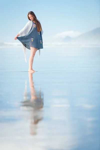 Jovem Mulher Bonita Elegante Correndo Incrível Praia Nova Zelândia Com — Fotografia de Stock