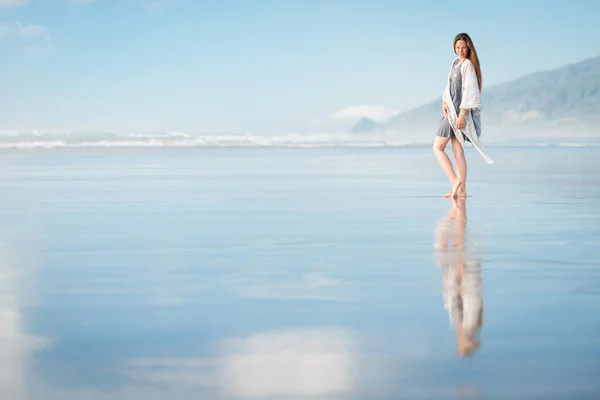 Jovem Mulher Bonita Elegante Correndo Incrível Praia Nova Zelândia Com — Fotografia de Stock