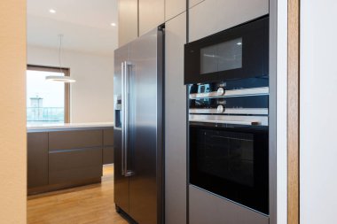 Dahili aletlerle çağdaş mutfak iç mimarisi