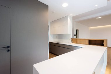 Çağdaş mutfak içinin beyaz atölyesi