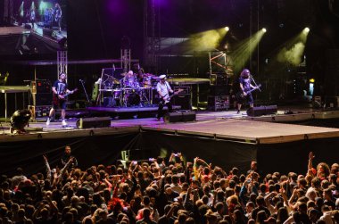 PIESTANY, SLOVAKIA - 25 Haziran 2015: Slovak punk rock / komedi rock grubu Horkyze Slize 25 Temmuz 2015 tarihinde Slovakya 'nın Piestany kentinde Topfest festivalinde sahne aldı.