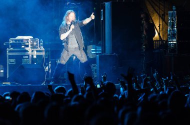 PIESTANY, SLOVAKIA - 26 Haziran: Timo Kotipelto - Fin power metal grubu Stratovarius 'un vokalisti, 26 Temmuz 2015 tarihinde Slovakya' nın Piestany kentinde düzenlenen Topfest müzik festivalinde sahne aldı.