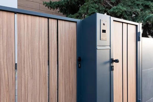 Modern evin kapısı.