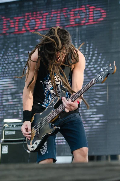 PIESTANY, SLOVAKIA - 26 Haziran: İrlandalı Rob - İskoç punk rock grubu The Exploited 'in basçısı, 26 Temmuz 2015' te Slovakya 'nın Piestany kentinde düzenlenen Topfest festivalinde sahne aldı.