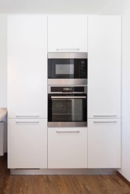 Mutfakta inşaat aletleri olan dolap.