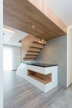 Modern apartmanın içinde.