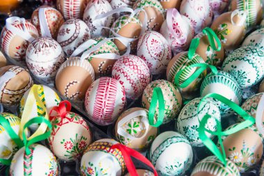 PRIBYLINA, SLOVAKIA - 5 APR 2015: Pribylina, Slovakya 'daki Paskalya pazarında satılık güzel el boyalı Paskalya yumurtaları