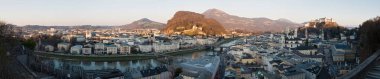 Salzburg 'un panoramik manzarası ve Salzach nehri alacakaranlıkta Avusturya