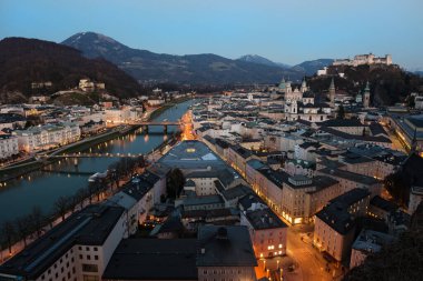 Salzburg 'un tarihi şehrinin güzel manzarası. Geceleri Salzach nehri, Avusturya.