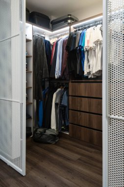 Dolabın olduğu çağdaş yatak odası.